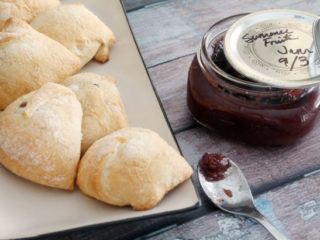 Quick Strawberry Pastries on BluebonnetsandBrownies.com